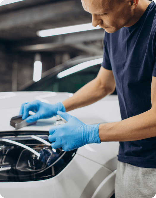 Detailer radi na vozilu u modernom detailing studiju